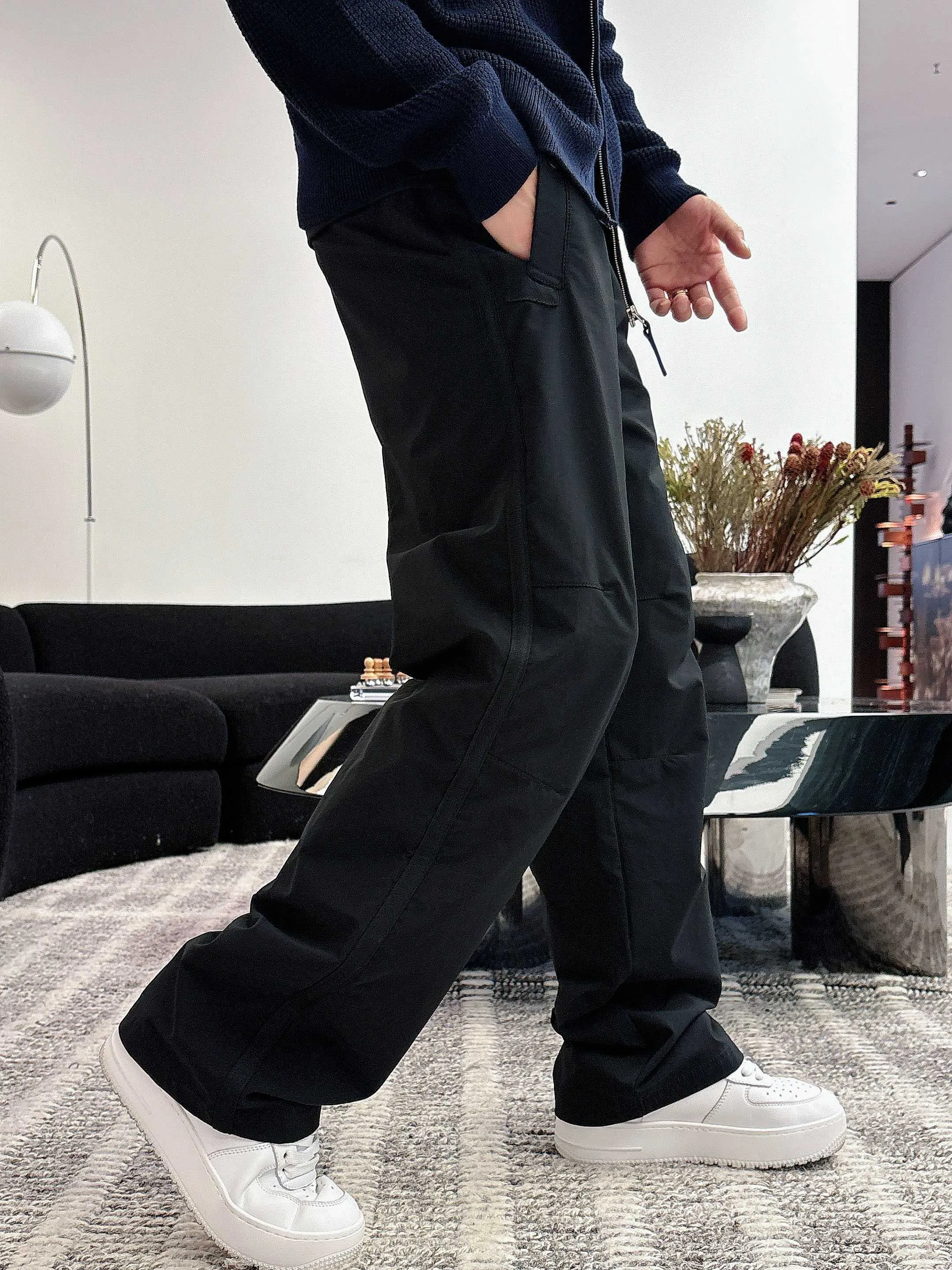 P300 𝙉𝙚𝙬⚜️Stone Island》 2025 Autumn and Winter New Casual Pants Brand Classic LOGO Casual Pants Customized fabric with excellent comfort and strong hand touch Highly recognizable Perfect appearance and craftsmanship Color: Black Size: M-3XL